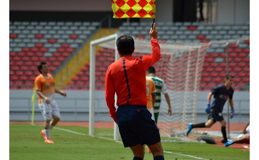 Complementos que todo árbitro de fútbol debe tener