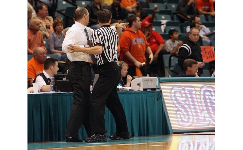 ¿Cuál es el material que debe usar un entrenador de baloncesto?