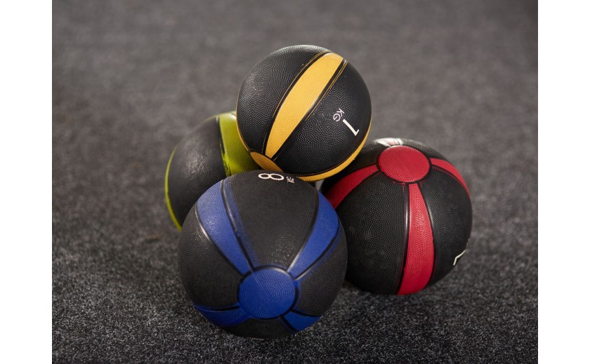 Siete ejercicios con el balón medicinal para trabajar todo nuestro cuerpo