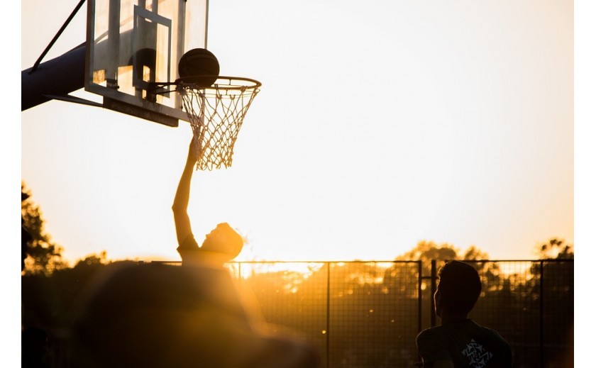 De una cesta de melocotón a una canasta de baloncesto